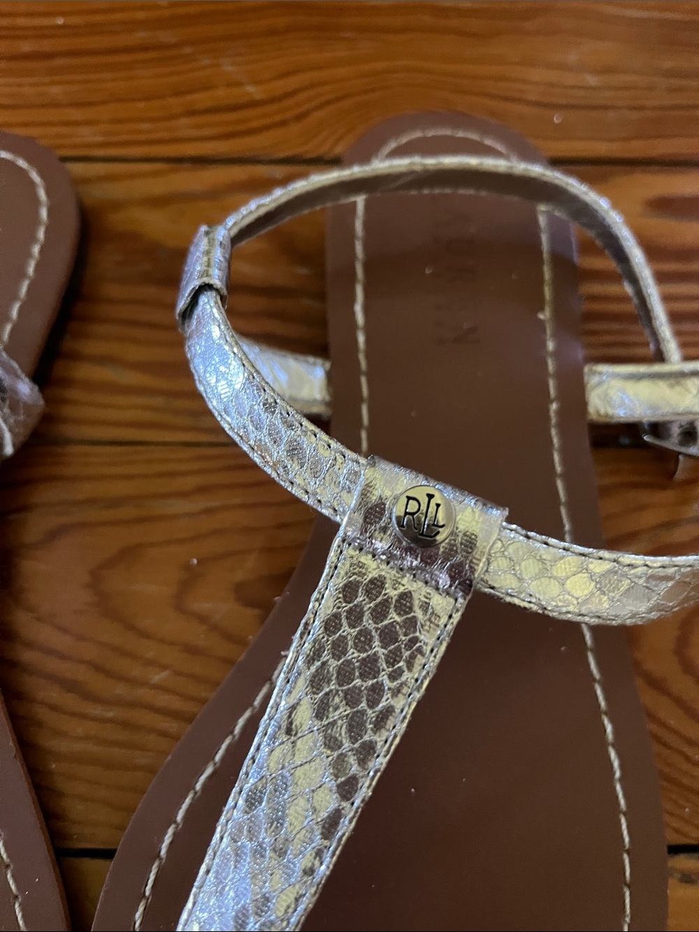 Lauren Ralph Lauren Women’s Metallic Snake-Print T-Strap Sandals Silver 9B - Picture 2 of 4